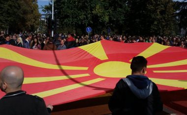 Eskalon protesta në Shkup, protestuesit hedhin gurë drejt statujës së Skënderbeut