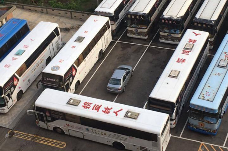 Parkon në vend të gabuar ndeshkohet keq nga shoferi i autobusit foto 2