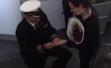 Piloti i propozon martesë të dashurës gjatë fluturimit me aeroplan (Video)