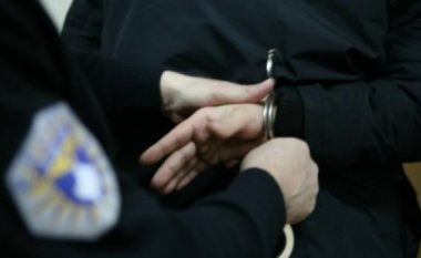 Polica arreston tre persona për grabitje në Gjakovë