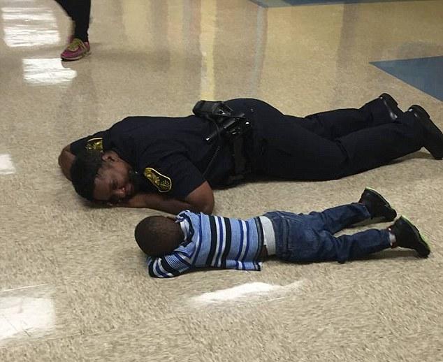 Policja shtrihet pranë djaloshit që qante në dysheme foto 2