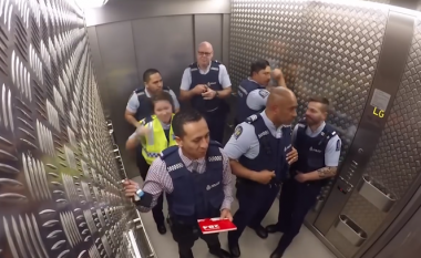 Policët bëjnë muzikë dhe vallëzojnë në ashensor, sikur askush nuk po i shikon (Video)
