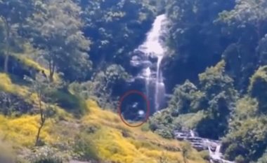 Poshtë ujëvarës shfaqet një krijesë e pazakontë (Video)