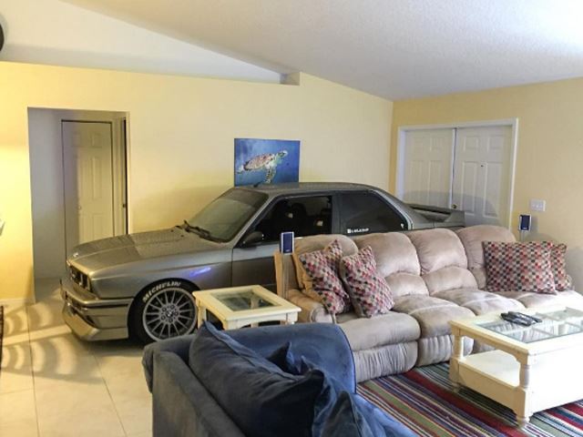Pronari e shpëtoi BMW ne nga uragani duke e parkuar brenda shtepise foto 3
