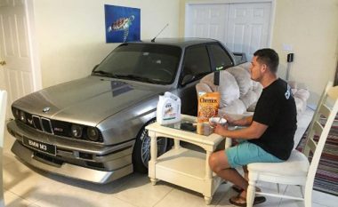 Pronari e shpëtoi BMW-në nga uragani, duke e parkuar brenda shtëpisë (Foto)