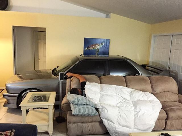 Pronari e shpëtoi BMW ne nga uragani duke e parkuar brenda shtepise foto 4