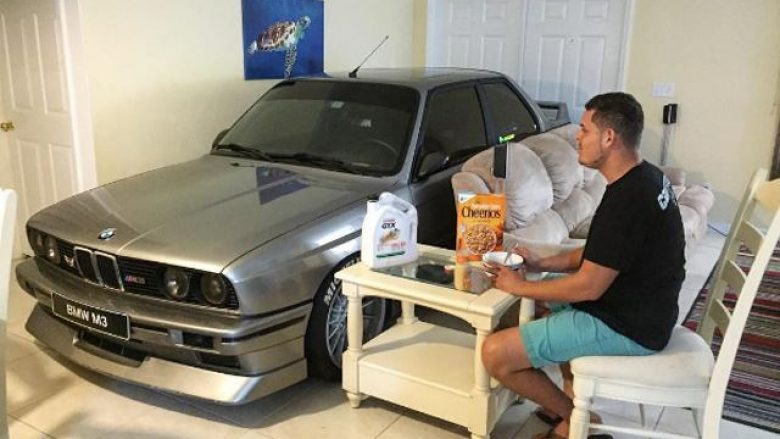 Pronari e shpëtoi BMW-në nga uragani, duke e parkuar brenda shtëpisë (Foto)