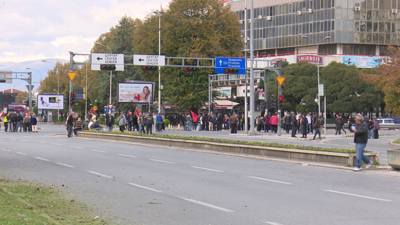 Punëtorët e firmës së falimentuar bllokojnë Gjykatën Themelore të Shkupit