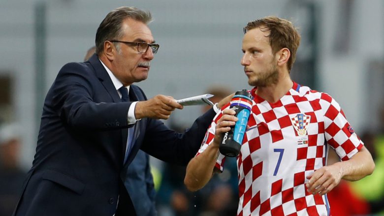 Football Soccer - Croatia v Portugal - EURO 2016 - Round of 16 - Stade Bollaert-Delelis, Lens, France - 25/6/16 Croatia head coach Ante Cacic speaks with Ivan Rakitic REUTERS/Lee Smith Livepic