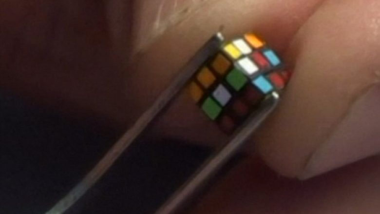 Rekordmeni që e zgjidhi Kubin e Rubikut me përmasa gjigante, tani e ka punuar një në miniaturë (Video)