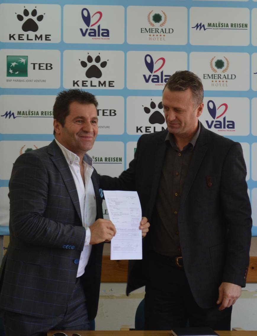 nënkryetari i klubit FC Prishtina, Afrim Muqiqi duke pranuar çekun