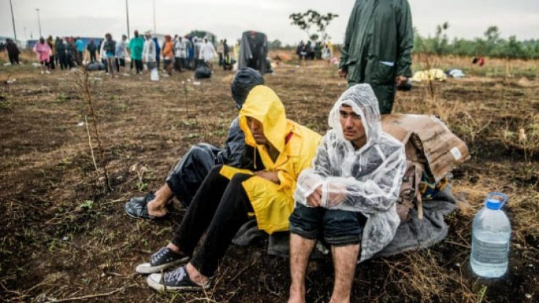 Mbi 100 emigrantë, të ngujuar në kufirin me Serbinë