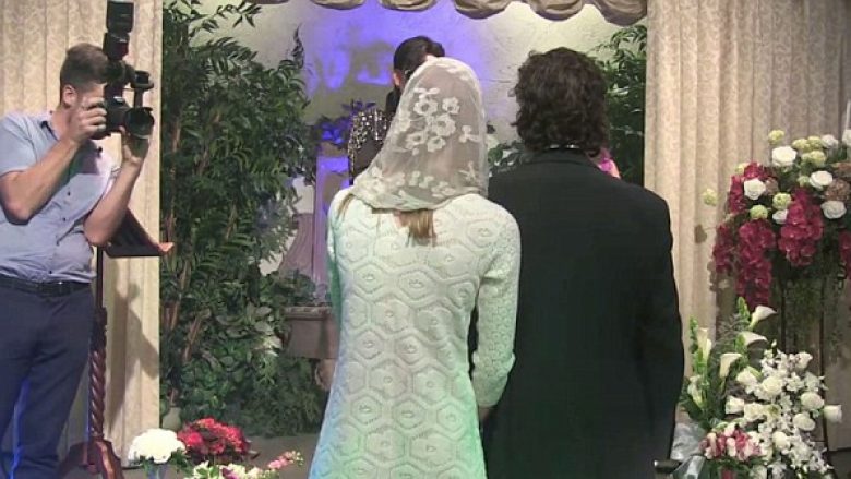 Martesë e vërtetë e yllit hollivudian, apo thjesht aktroi? (Foto)