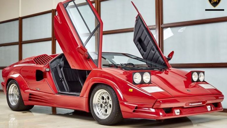 Shitet Lamborghini i prodhuar para 25 vitesh, me shumë pak kilometra të kaluara (Foto)
