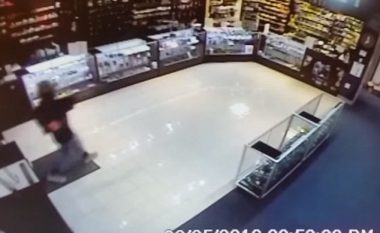 Shitësi i kundërvihet, plaçkitësi i armatosur ik me vrap nga dyqani (Video)