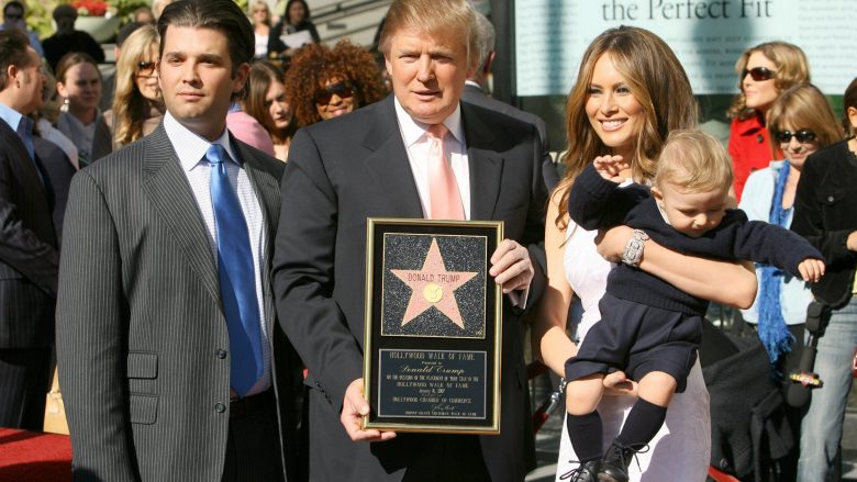 Shkatërrohet ylli i Donald Trump që ndodhet në Shëtitoren e Famës (Foto)