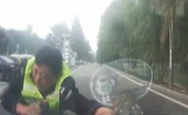 Shoferi i dehur voziti dy kilometra, me policin sipër kapakut të veturës (Video)
