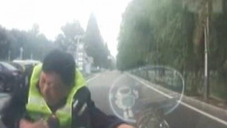 Shoferi i dehur voziti dy kilometra, me policin sipër kapakut të veturës (Video)