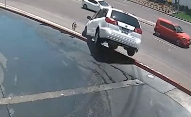 Shoferi me manovrën më të keqe të daljes nga auto-larja (Video)