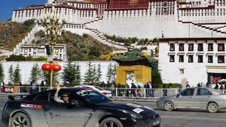 Shoferi përpiqet ta pushtojë malin Everest duke vozitur Nissan GT-R (Foto)