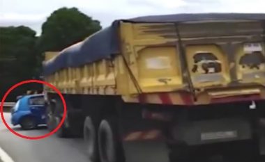 Shoferi vozit kamionin, pa e ditur se po e shtyn një veturë të vogël (Video)