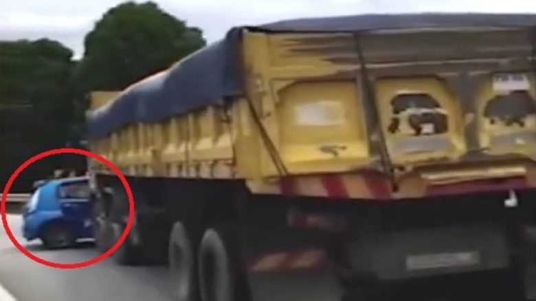 Shoferi vozit kamionin, pa e ditur se po e shtyn një veturë të vogël (Video)