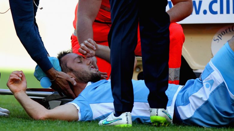 Lojtari i Lazios ka humbje të kujtesës pas përplasjes në ndeshjen ndaj Bolognas (Foto)