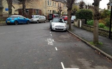 Studenti gjeti mënyrën se si t’i shmanget dënimit për parkim në vend të ndaluar (Foto)