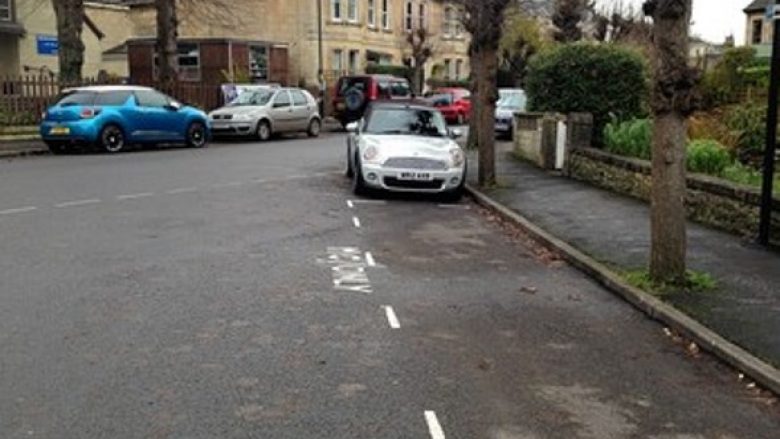 Studenti gjeti mënyrën se si t’i shmanget dënimit për parkim në vend të ndaluar (Foto)