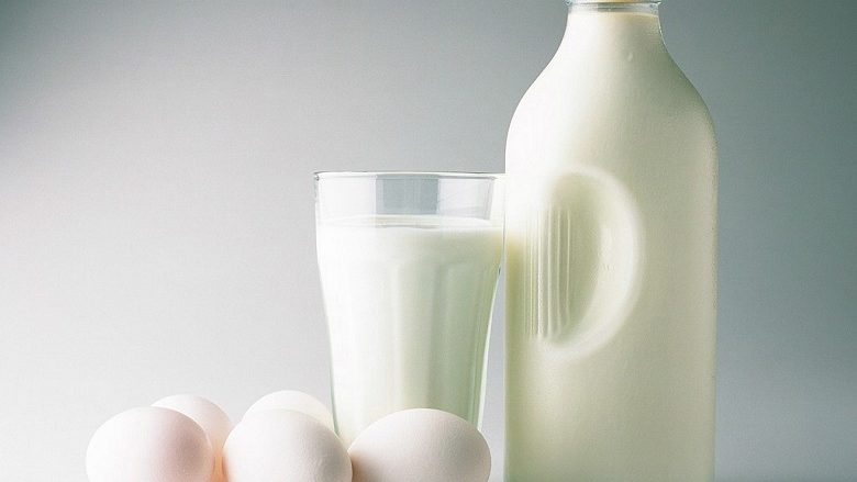 RMV: Produktet e qumështit shiten me çmime të larta nëpër shitore, fermerët si formë revolte zgjedhin biznesin online