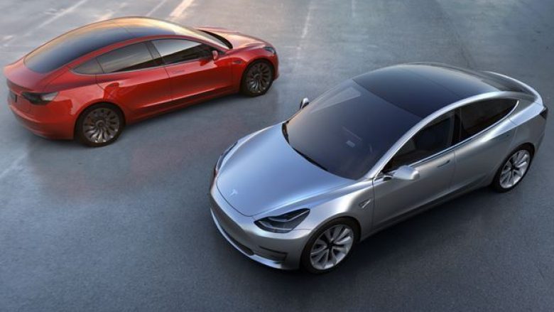 Tesla shtyn datën e lansimit të Model 3 (Foto)
