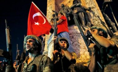 Mandat arresti kundër dy historianëve që fyen Ataturkun