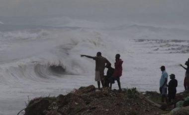 Uragani Matthew: Stuhi të fuqishme godasin zonën afër Haitit