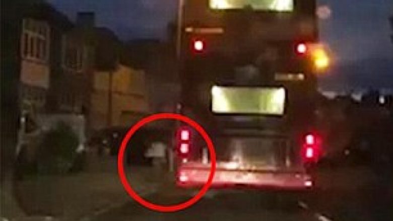 Udhëtari i dehur voziti autobusin, pasi shoferi shkoi në tualet (Video)