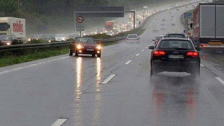 Ngatërron kahjen vetura, hutohen shoferët në qarkoren e Shkupit (Video)