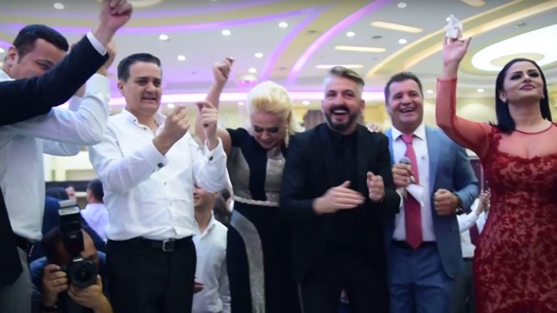 Dasma e shumëpërfolur e djalit të Shyhretes, në pak minuta – si e komentojnë mysafirët e famshëm që ishin të pranishëm (Video)