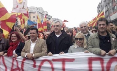 Zaev krah për krah në marshin protestues me Verushevskin