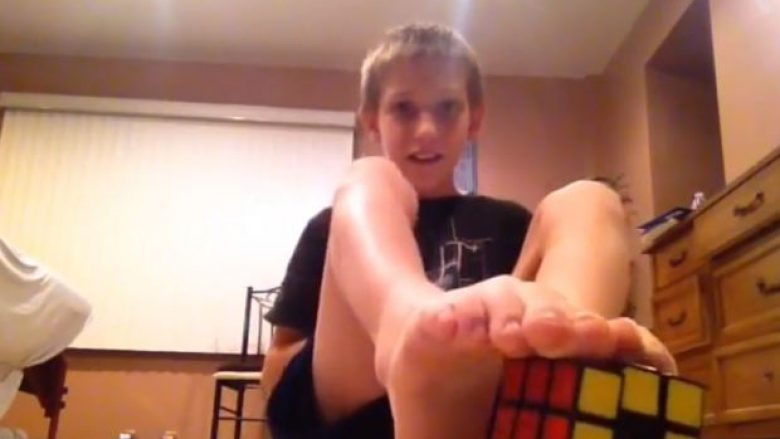 Zgjedhë Kubin e Rubikut me këmbë: Kërkon të shihet 500 herë, por bëhet hit në internet (Video)