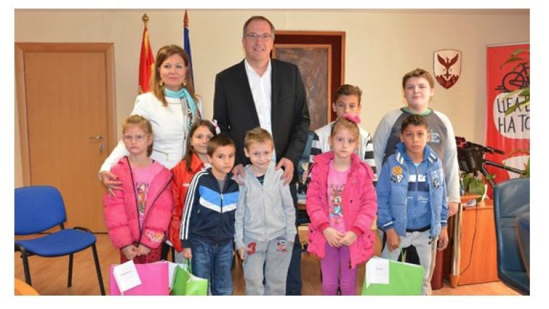 Komuna qendër e Bashkisë së Shkupit ndihmon nxënësit me nevoja sociale