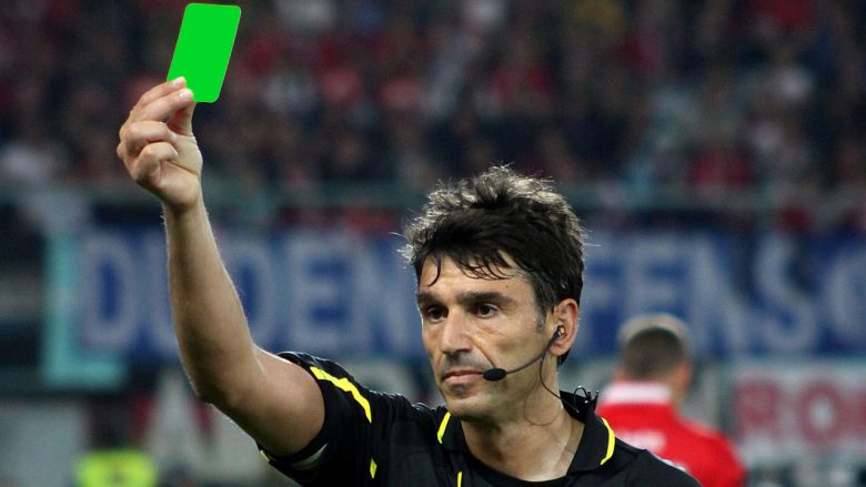Ky është futbollisti i parë në histori që ‘ndëshkohet’ me karton të gjelbër (Foto)