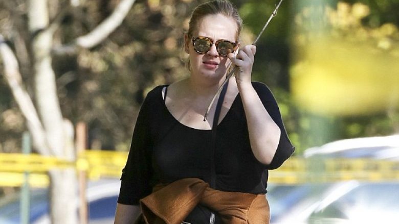 Adele pa komplekse, del pa makijazh gjatë shëtitjes në kopshtin zologjik (Foto)