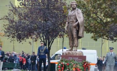 Pengohet Thaçi në Tiranë, derisa po bënte nderime para shtatores së Adem Jasharit