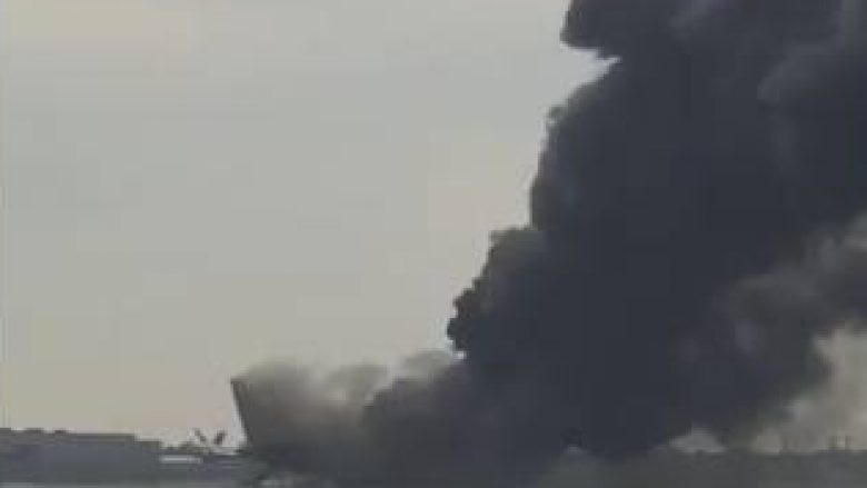 Aeroplani kaplohet nga zjarri, tymi “mbulon” aeroportin e Çikagos (Video)