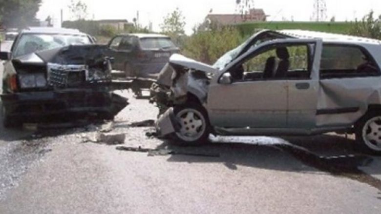 Dy vetura zyrtare përfshihen në aksident (FOTO)