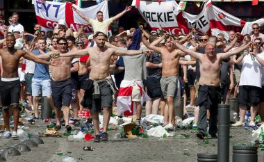Një “mikpritje” që parashikon dhunë: Huliganët anglezë përballë ultrasve të vendit që prodhon më së shumti alkool për kokë banori (Foto/Video)
