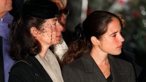 Anne Pingeot me vajzën e saj dhe të Mitterand, në funeralin shtetëror të të dashurit të saj