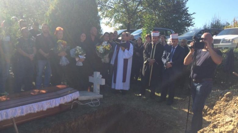Hoxha e Prifti në Gjakovë, në të njëjtën ceremoni të varrimit (Foto)
