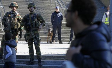 Evakuohet një stacion treni në Bruksel: Tre policë goditen me thikë, dyshohet edhe për eksploziv