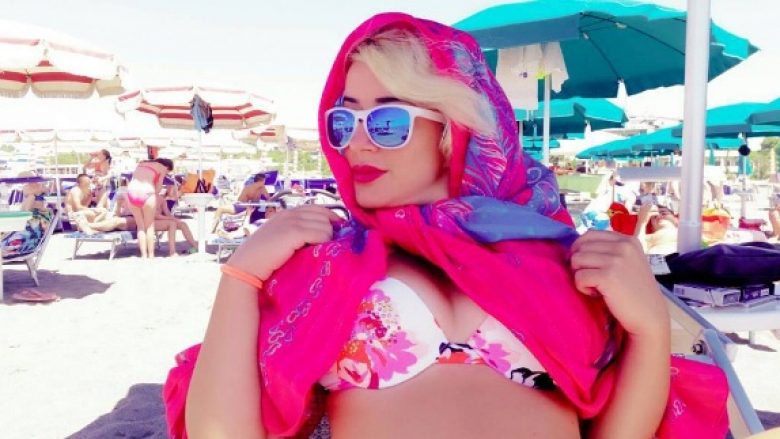 Barbana Dini merr poza në bikini (Foto)