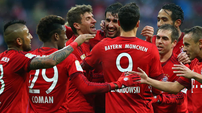 MUNICH, GERMANY - NOVEMBER 28:  Thomas Mueller(3rd L)  of Muenchen celebrate with his team mates the second team goal during the Bundesliga match between FC Bayern Muenchen and Herha BSC Berlin at Allianz Arena on November 28, 2015 in Munich, Germany.  (Photo by Alexander Hassenstein/Bongarts/Getty Images)